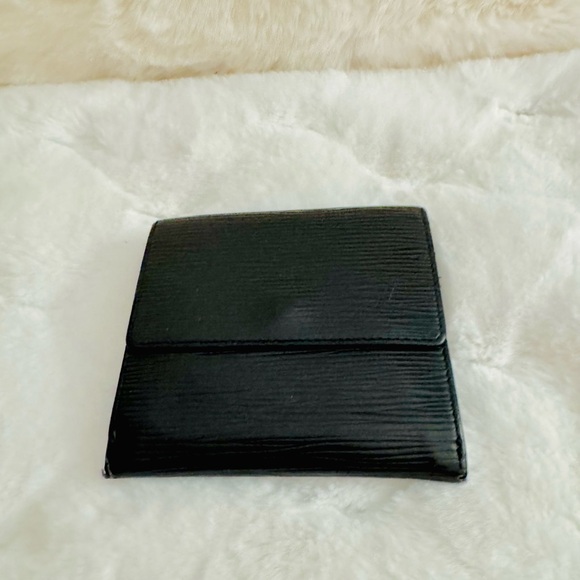 Louis Vuitton Black EPI Wallet Sleek Minimalist Design… great condition
